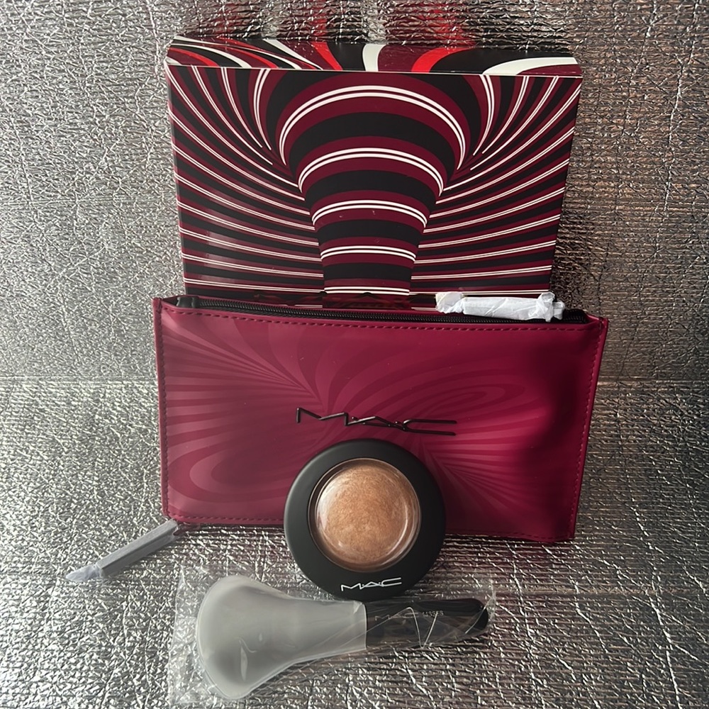 Mac Trick Of Light Mineralize Skinfinish Kit